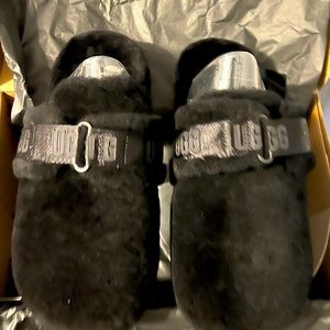 UGGS SHEEPSKIN SLIPPERS-Mens Size 9 Fluff It, Black, Brand New w/ Tags In Box.